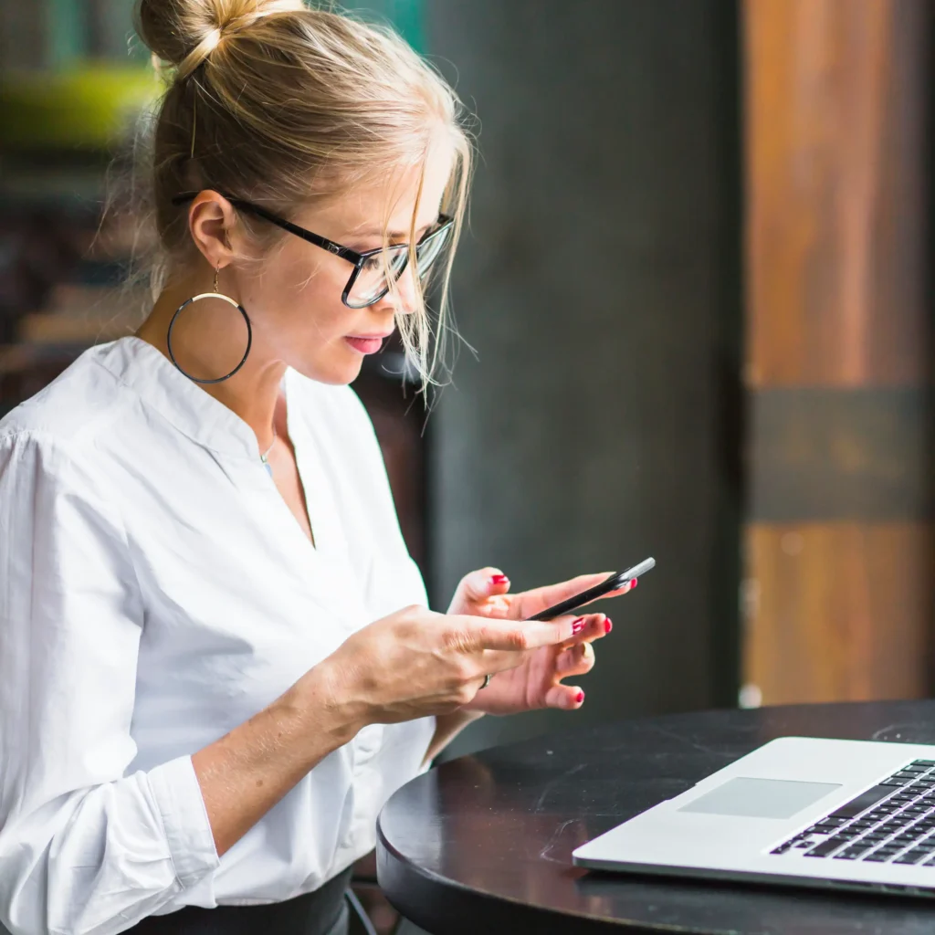 femme travaille sur telephone